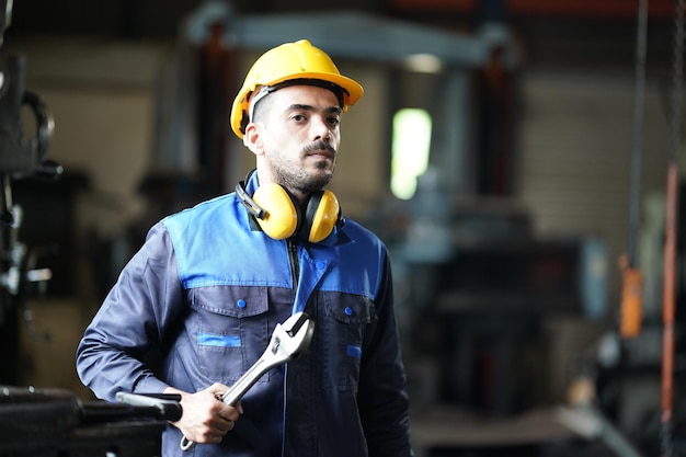 Professionisti uomini ingegnere abilità del lavoratore qualità manutenzione formazione industria operaio magazzino Officina per operatori di fabbrica produzione di team di ingegneria meccanica