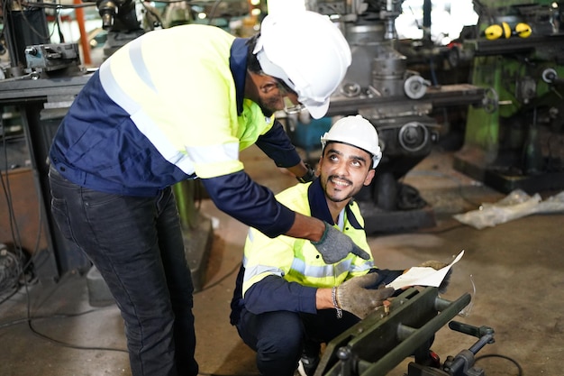 Professionisti uomini ingegnere abilità del lavoratore qualità manutenzione formazione industria operaio magazzino Officina per operatori di fabbrica produzione di team di ingegneria meccanica