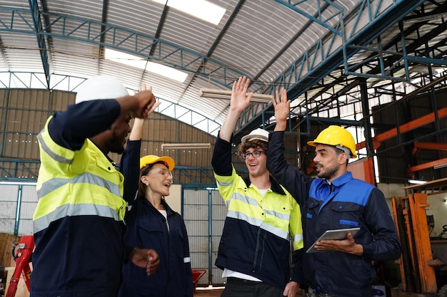 Professionisti uomini ingegnere abilità del lavoratore qualità manutenzione formazione industria operaio magazzino Officina per operatori di fabbrica produzione di team di ingegneria meccanica