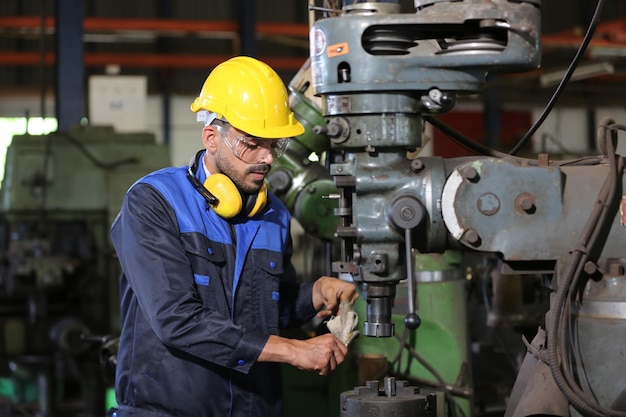 Professionisti uomini ingegnere abilità del lavoratore qualità manutenzione formazione industria operaio magazzino Officina per operatori di fabbrica produzione di team di ingegneria meccanica