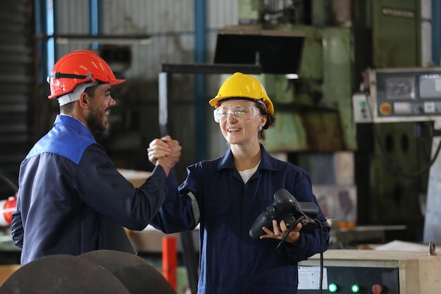 Professionisti uomini ingegnere abilità del lavoratore qualità manutenzione formazione industria operaio magazzino Officina per operatori di fabbrica produzione di team di ingegneria meccanica