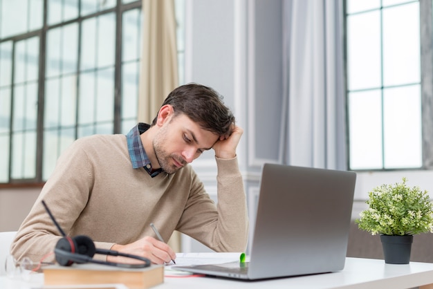 Professore che lavora da casa sul suo laptop