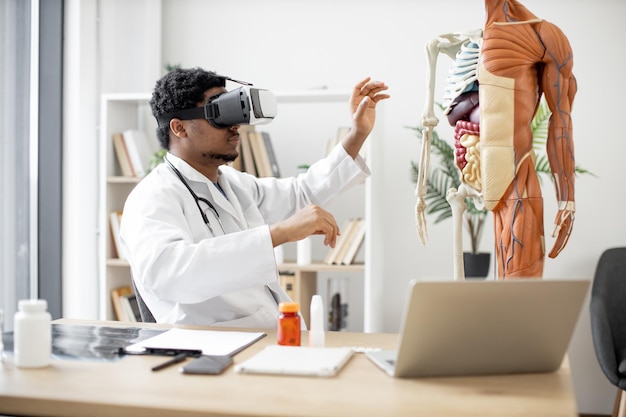 Professore che utilizza occhiali VR nell'ufficio del medico in clinica
