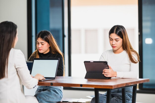 Professore universitario che dà lezione agli studenti in classe all'università