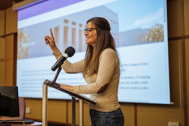 Professore universitario che tiene una masterclass alla laurea dei suoi studenti universitari. Pubblico del discorso della conferenza concettuale