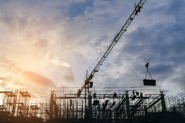 profilare il gruppo di lavoratori che lavorano in un cantiere.