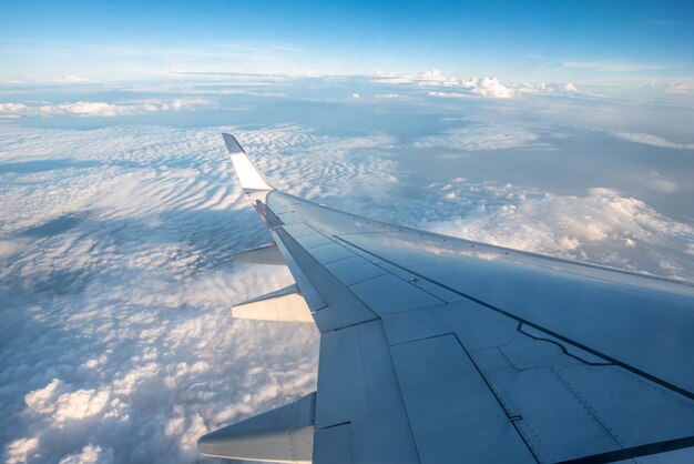 Profili l'ala di un aeroplano alla vista dell'alba attraverso la finestra.