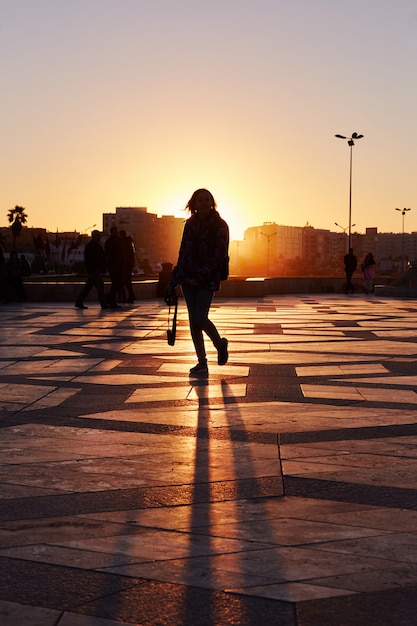 Profili la ragazza al tramonto in inverno a Casablanca