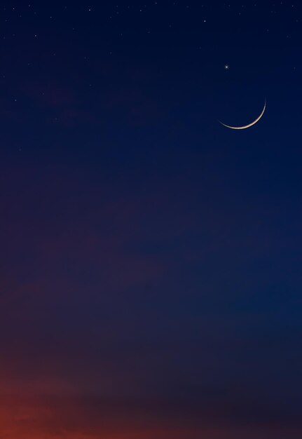 Profili le moschee della cupola e le stelle della luna crescente sul cielo del tramonto dopo il tramonto simbolo della religione islamica