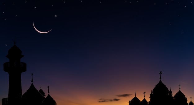 Profili le moschee sul cielo crepuscolare del crepuscolo dopo il tramonto con la religione della luna crescente dell'Islam