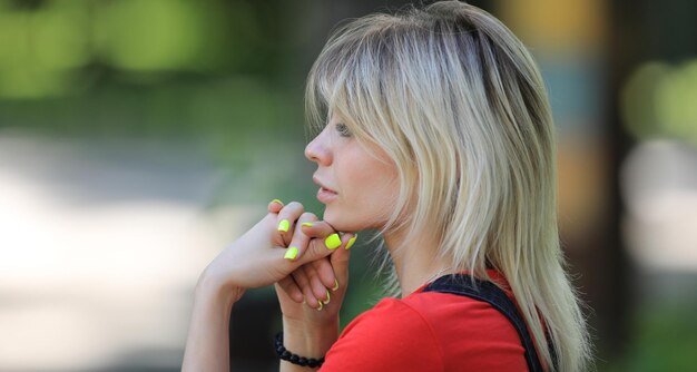 profilo closeup ritratto di una ragazza bionda con un taglio di capelli corto