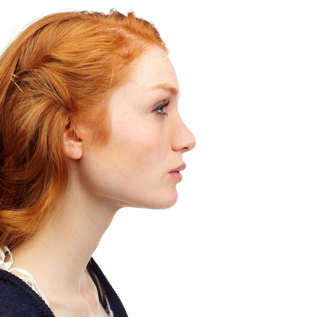 Profilo del volto di donna e capelli rossi con il pensiero e la bellezza naturale in uno studio Sfondo bianco giovane e modello femminile con cosmetici e fiducia con trucco e bagliore della pelle e mockup