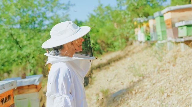 Profilo di una femmina di apicoltore in un campo