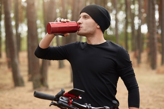 Profilo di uomo bello che indossa abiti sportivi neri