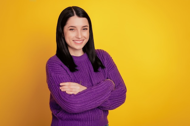 Profilo foto a lato di una giovane donna allegra felice sorriso positivo mani incrociate fiducioso isolato su sfondo di colore giallo