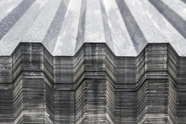 Profilo metallico per la copertura del tetto Le lamiere profilate metalliche sono stoccate in un pacco in un magazzino per la vendita
