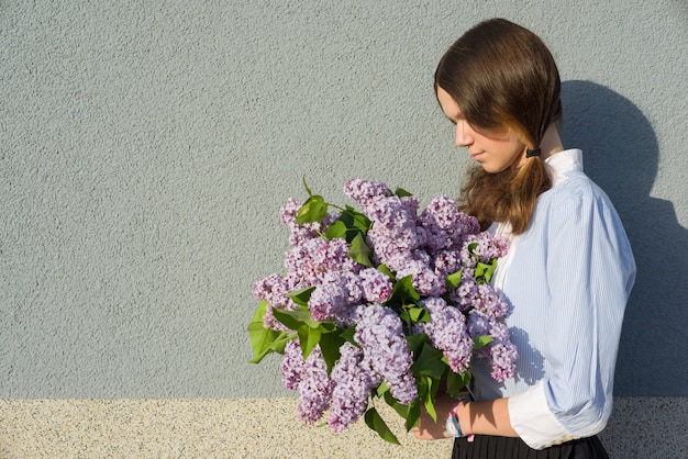 Profilo ragazza con bouquet di lillà