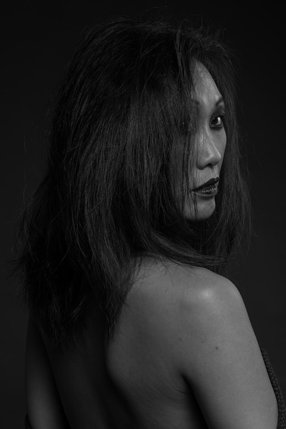 profilo ritratto di donna coreana in sfondo scuro