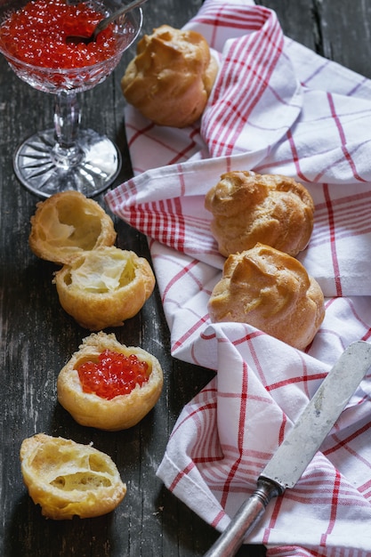 Profiteroles con caviale rosso