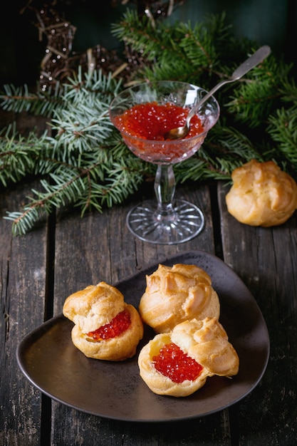 Profiteroles con caviale rosso