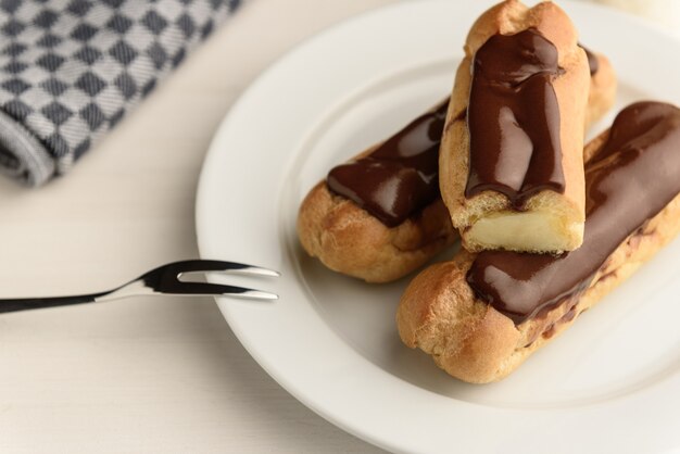 Profiteroles con crema al burro e topping al cioccolato nel piatto