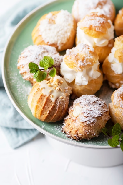 Profiteroles deliziosi con crema