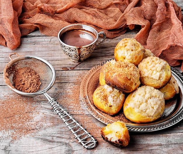 Profiteroles dessert con panna