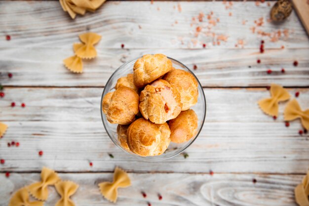 Profiteroles dolce piccolo dessert in un bicchiere