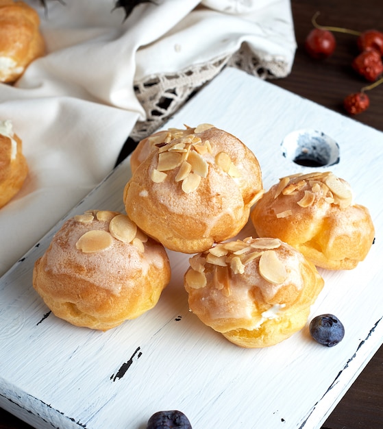 Profiteroles rotondi al forno con crema bianca