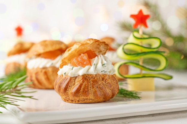 profiteroles salati con crema di salmone e aneto Antipasto di Natale e Capodanno