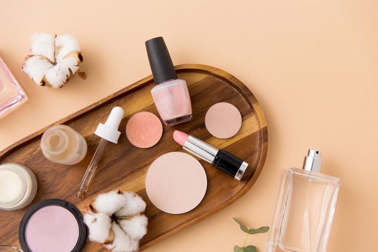 Foto profumi e cosmetici su vassoio di legno