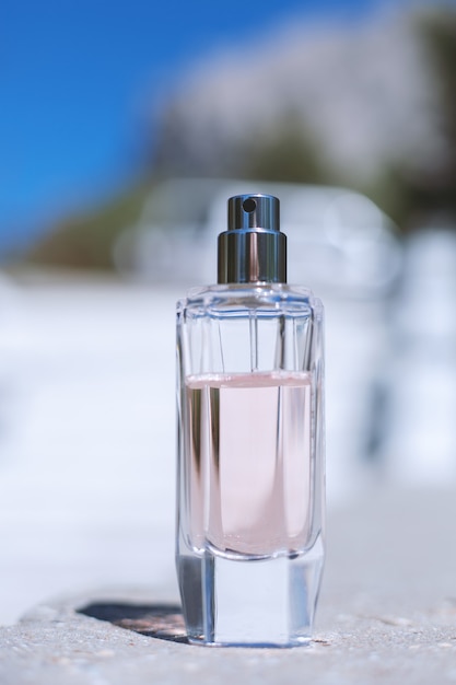 Profumo da donna rosa sull'azzurro