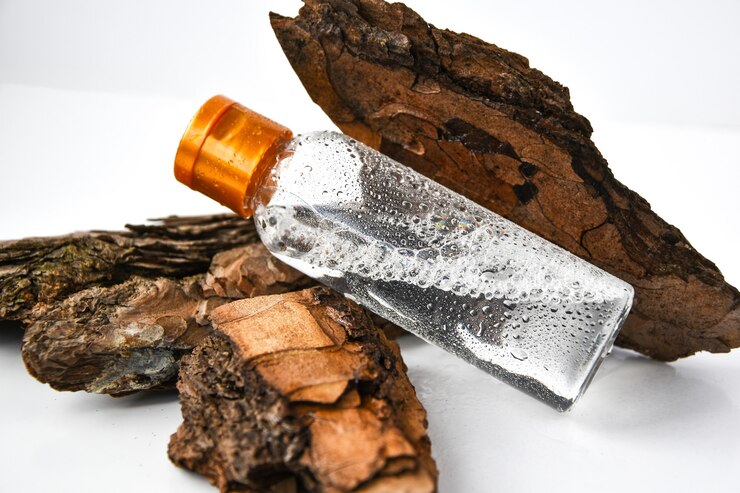 Profumo di corteccia di albero con gocce d'acqua. struttura. concetto di freschezza e naturalezza. l'aroma del legno e della rugiada mattutina. malinconia autunnale. copia spazio, l'olio viene miscelato con acqua in un flacone spray.