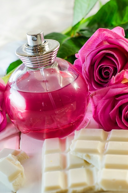 Profumo in bottiglia al profumo di rose e cioccolato bianco