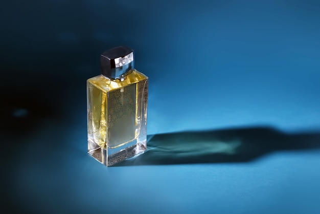 Profumo maschile su sfondo scuro