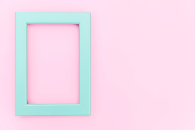 Progettare semplicemente con cornice blu vuota isolata su sfondo colorato pastello rosa