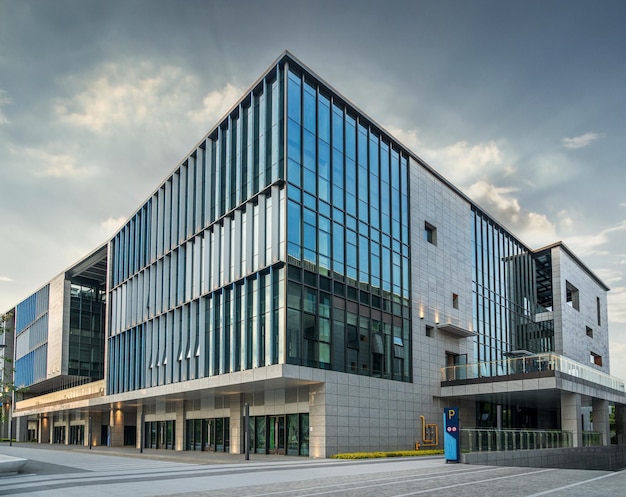 Progettazione architettonica contemporanea con facciata in vetro e ambientazione urbana