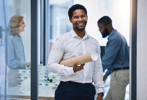 Progettazione dell'architettura e ritratto di architetto di design o uomo d'affari in ufficio e riflesso lente Sorriso di manager o team leader fiducioso con una missione di visione e motivazione per lo sviluppo della carriera