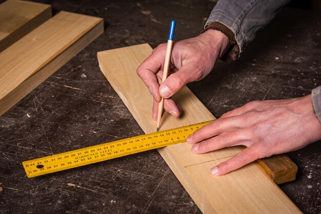 Progettazione e marcatura del disegno tecnico per la fabbricazione di un telaio in legno