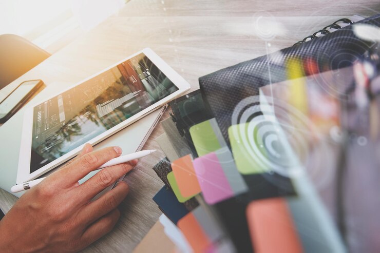 Progettista di siti Web che lavora su tablet digitale e computer portatile con diagramma di progettazione digitale di smartphone