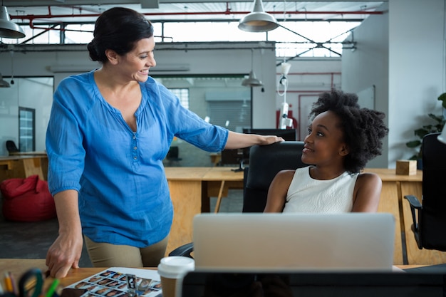 Progettisti grafici femminili che hanno una conversazione