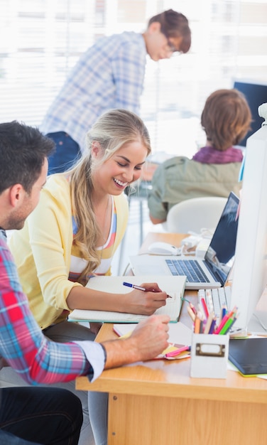 Progettisti sorridenti che lavorano su un documento