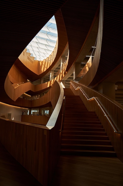 Progetto della biblioteca pubblica centrale a Calgary Interni di arte moderna con pareti in legno e soffitto in vetro Calgary Canada 062923