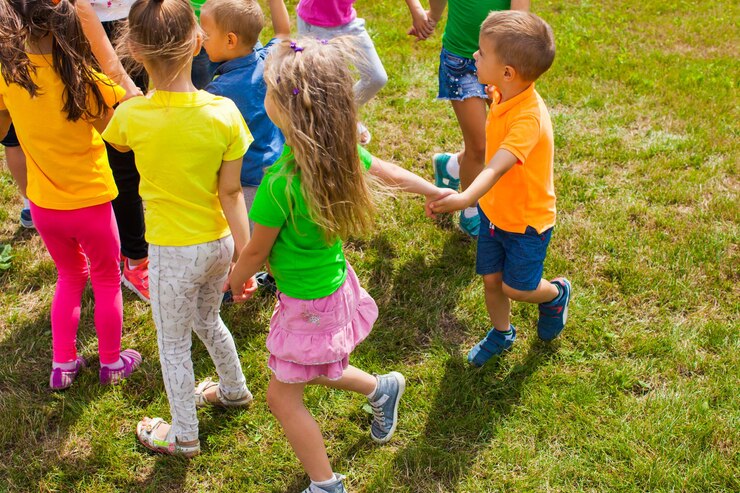 Progetto scuola creativa. Campo d'arte all'aperto. Attività per bambini di diverse età