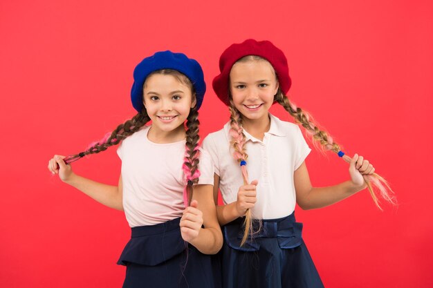 Programma scolastico di scambio internazionale Istruzione all'estero Modulo di richiesta per entrare nella scuola internazionale Scuola di lingua francese Concetto di moda scolastica Le ragazze sorridenti delle studentesse indossano uniformi formali e berretti