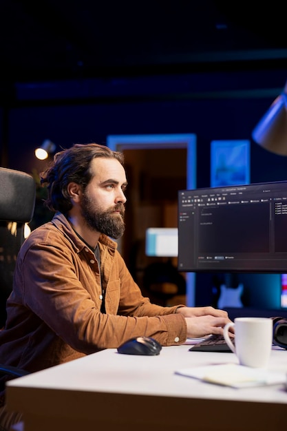Programmatore che scrive sulla tastiera che installa codice fortificato sul PC