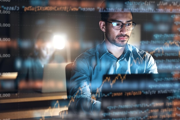 Programmatore di codice e uomo con attenzione software olografico e digitale con sicurezza informatica futuro e trading persona maschio investitore e dipendente con ricerca notte e investimento con mercato azionario