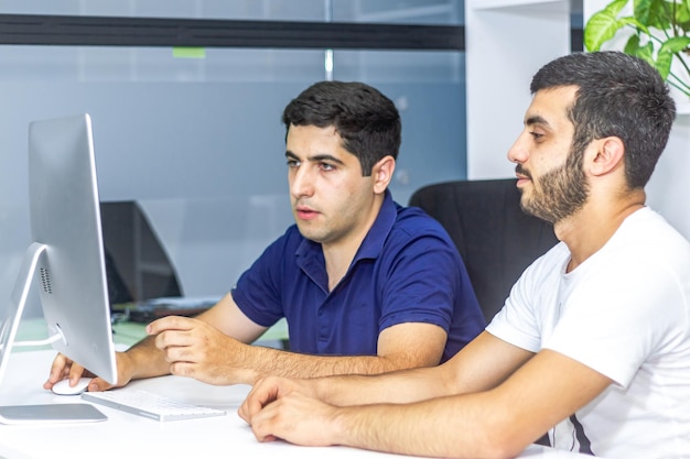 programmatore di codifica con persona informatica che lavora in ufficio
