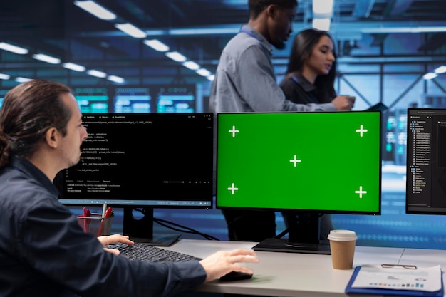 Programmatore nel data center che utilizza un computer a schermo verde per controllare i problemi del server