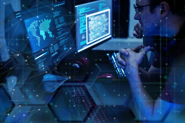 Programmatori che lavorano al programma per computer